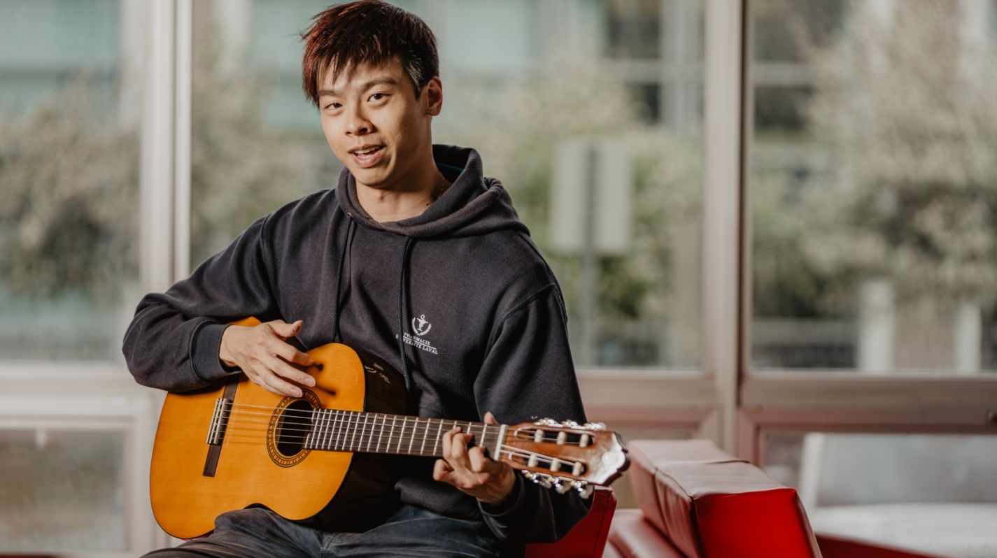 Étudiant qui joue de la guitare