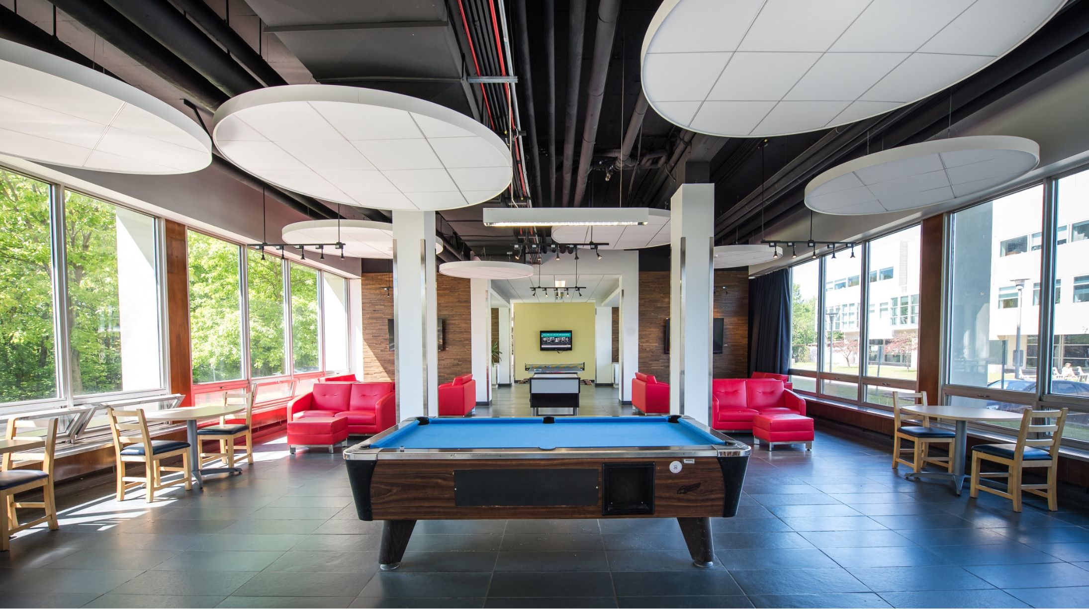 Aire commune avec table de billard